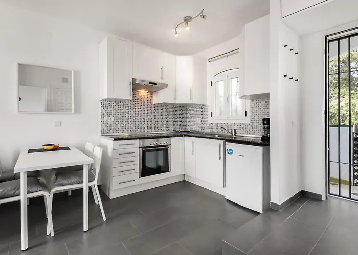 1 Bedroom In Verano Azul, Free Wi-fi Apartment Nerja